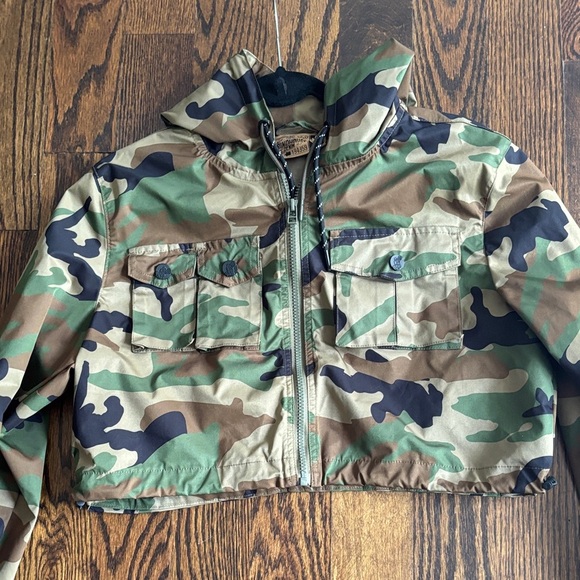 Women's Camouflage Cropped Hoodie - Picture 6 of 8
